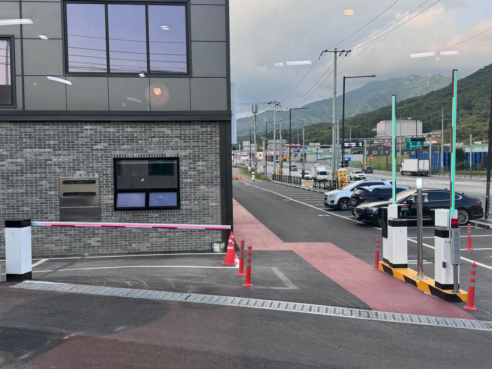 출입구 전체 폭과 중앙 설비 공간. 정산기 접근과 양방향 통행을 함께 고려한 배치입니다.