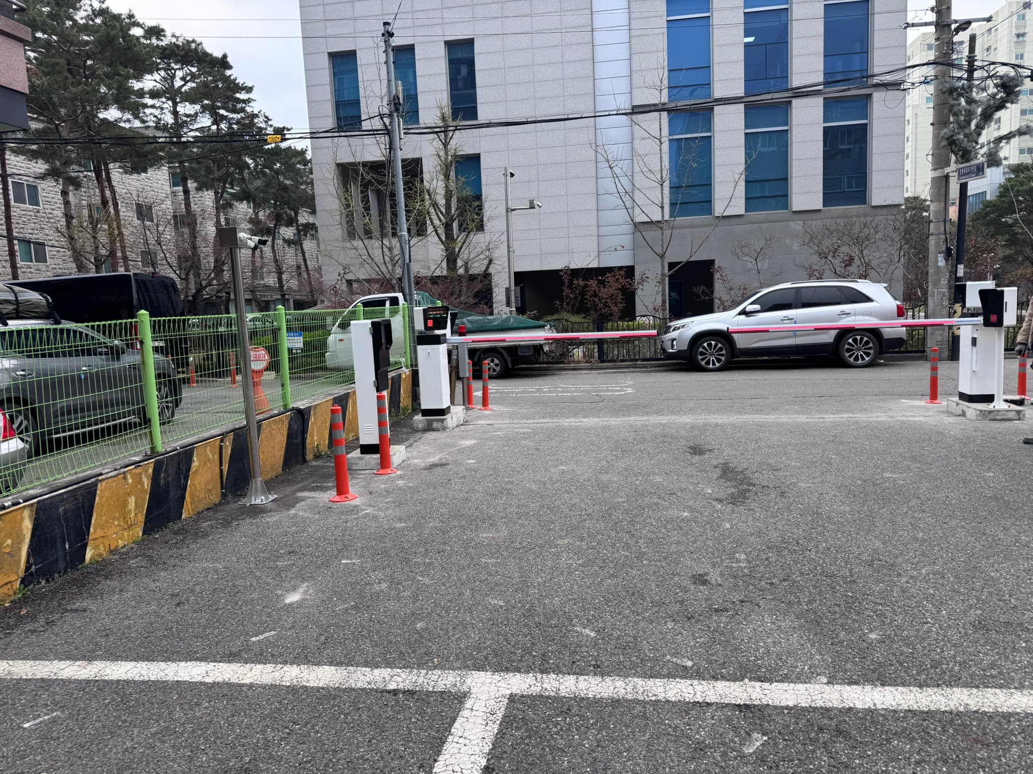 Loop-free parking control at a narrow 90-degree entrance