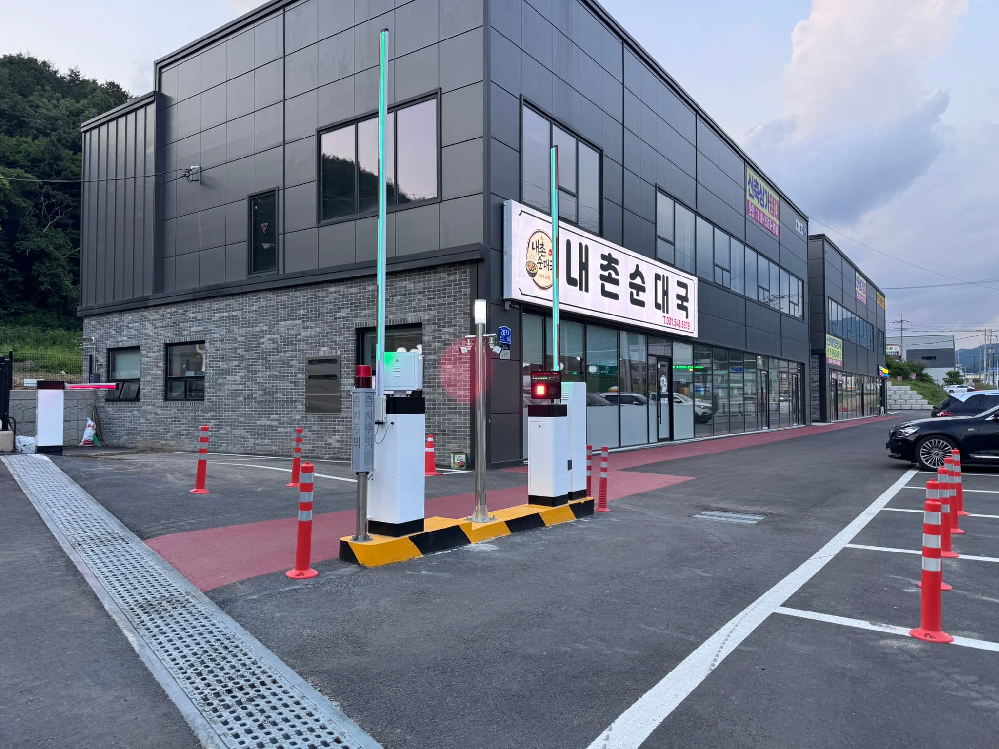 Unused land reviewed for a compact unmanned parking layout