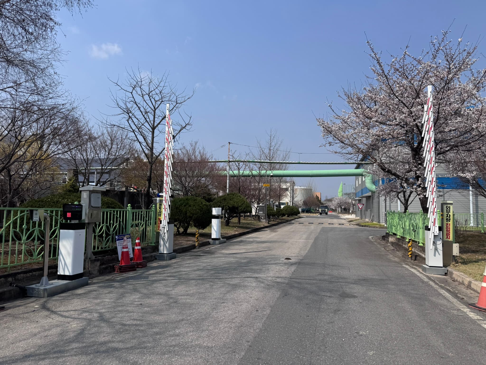 춘천 하수처리장의 넓은 출입구. 대형 차량의 통행을 고려해 중앙 공간을 확보했습니다.