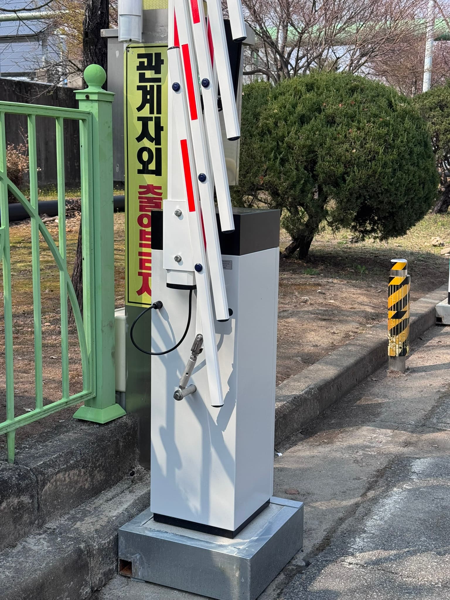 현장에 적용한 펜스형 차단기. 차량 인식 설비와 연동해 출입 경계를 구성합니다.