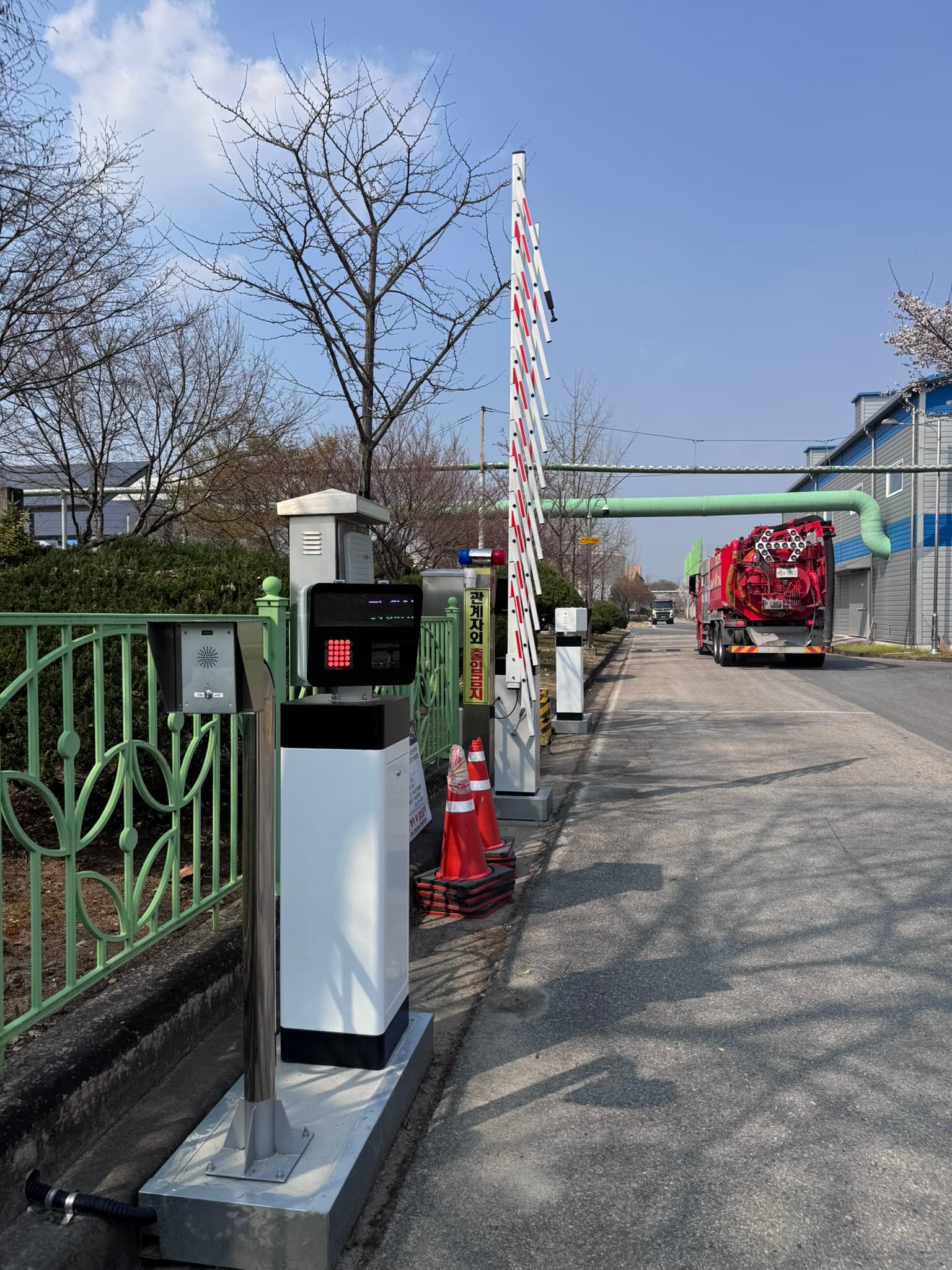 대형 차량이 접근하는 실제 구간. 차량 크기와 이동 궤적을 고려해 시야를 확보해야 합니다.