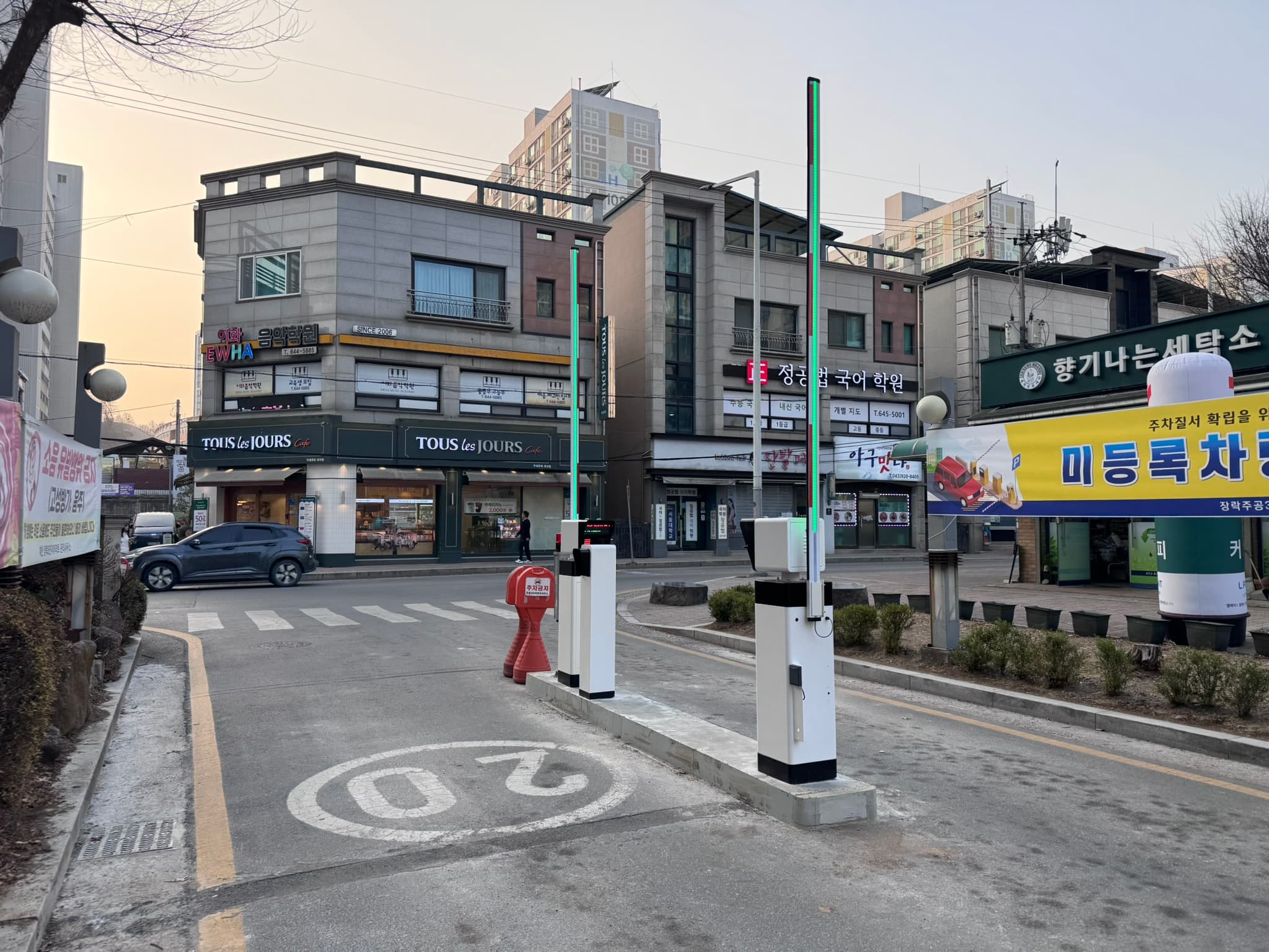주변 도로와 관제 장비를 함께 본 모습. 장비 위치는 차량이 실제 접근하는 방향을 기준으로 정합니다.