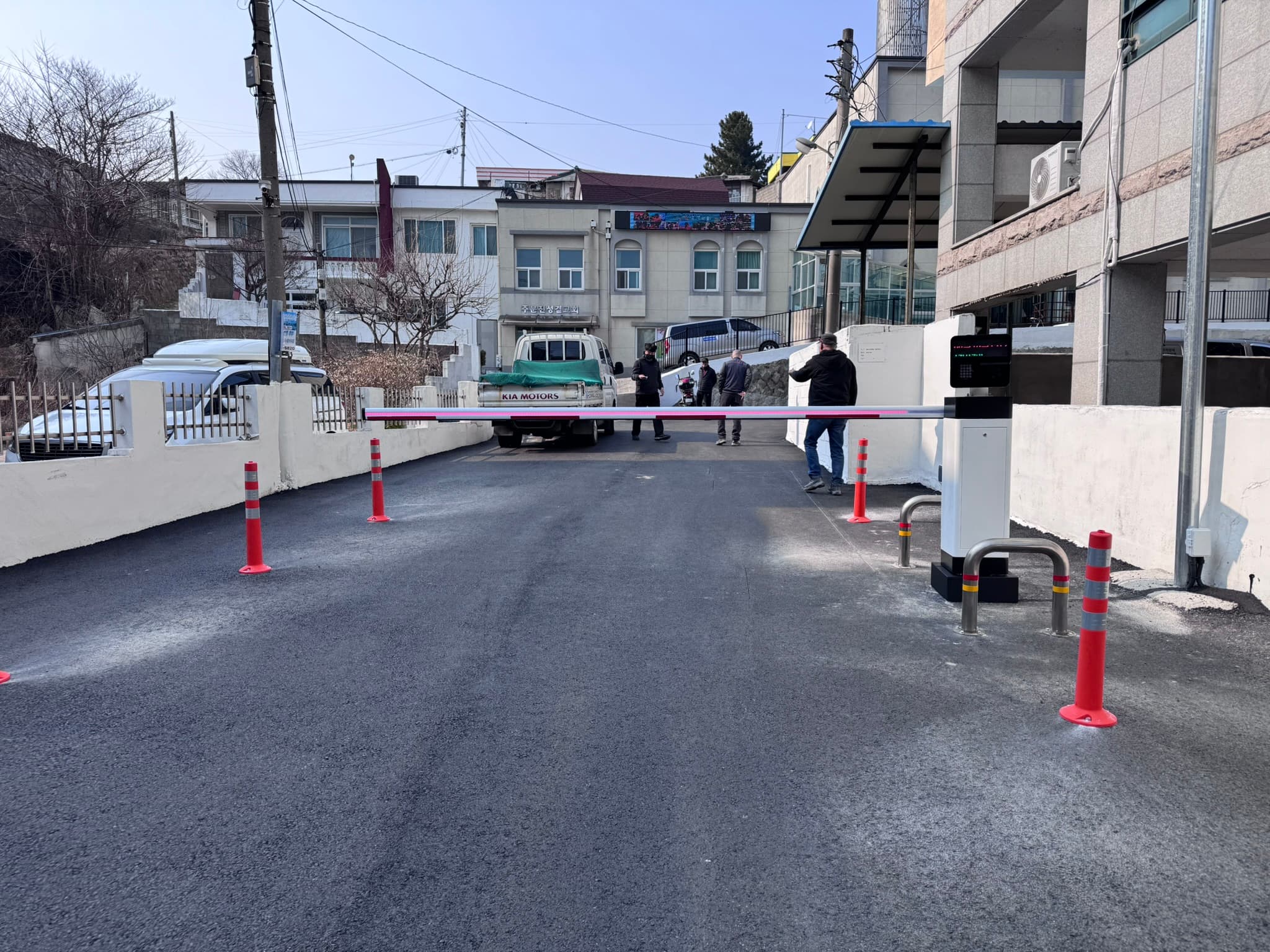 주문진성결교회의 넓게 열린 진입부. 양쪽 방향에서 비스듬히 접근하는 차량을 고려했습니다.
