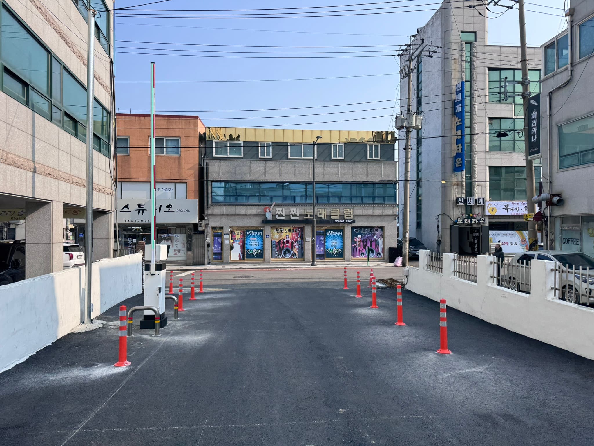 안쪽에서 도로를 바라본 출입구. 좌우 접근 방향과 회전 공간을 확인할 수 있습니다.