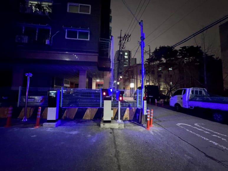 실제 설치 사진: 사전정산 운영을 고려해 차량 통로와 분리한 무인정산기