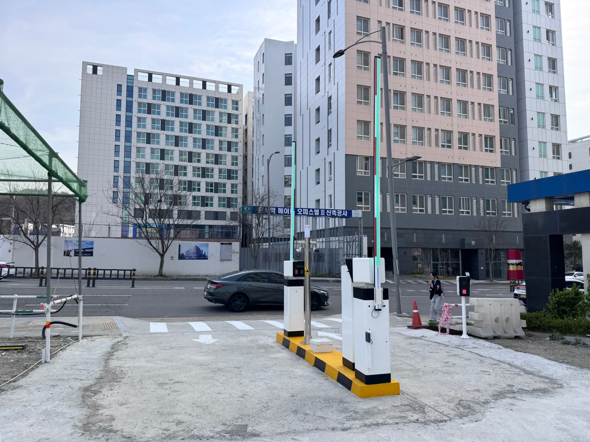 출입 설비의 측면 모습. 꺾이는 경로에 맞춘 장비 위치와 인식 방향을 확인할 수 있습니다.