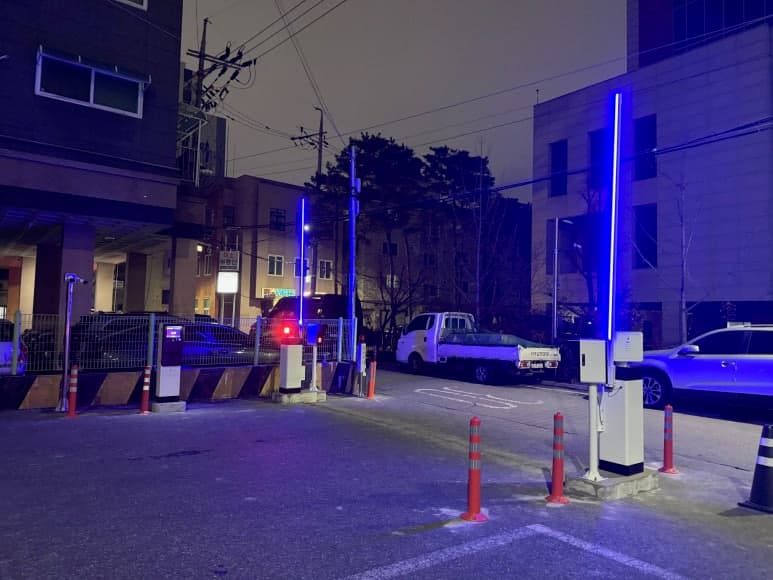 입구 경계에 장비를 배치한 소규모 무루프 주차장
