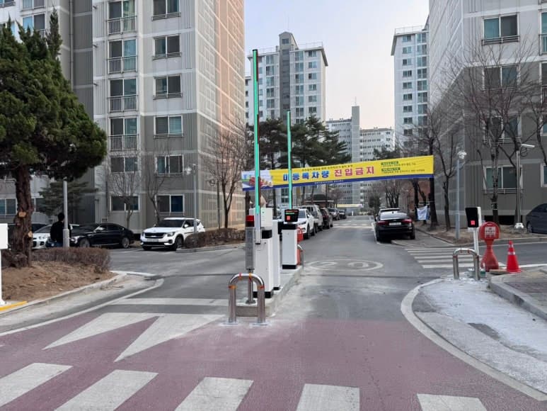 제천 아파트 현장: 세 방향이 합류하는 출차 구간