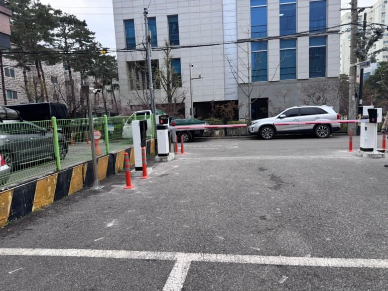 좁은 도로에서 90도로 회전해 진입하는 원웨이 주차장